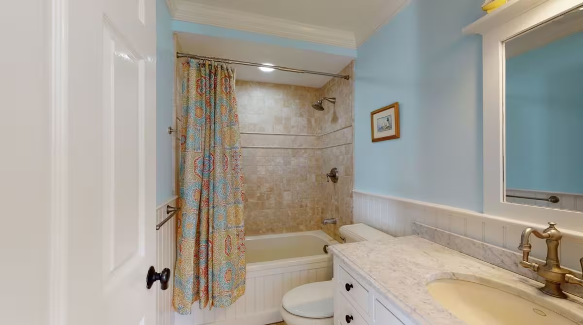 The second bath, with a tub.