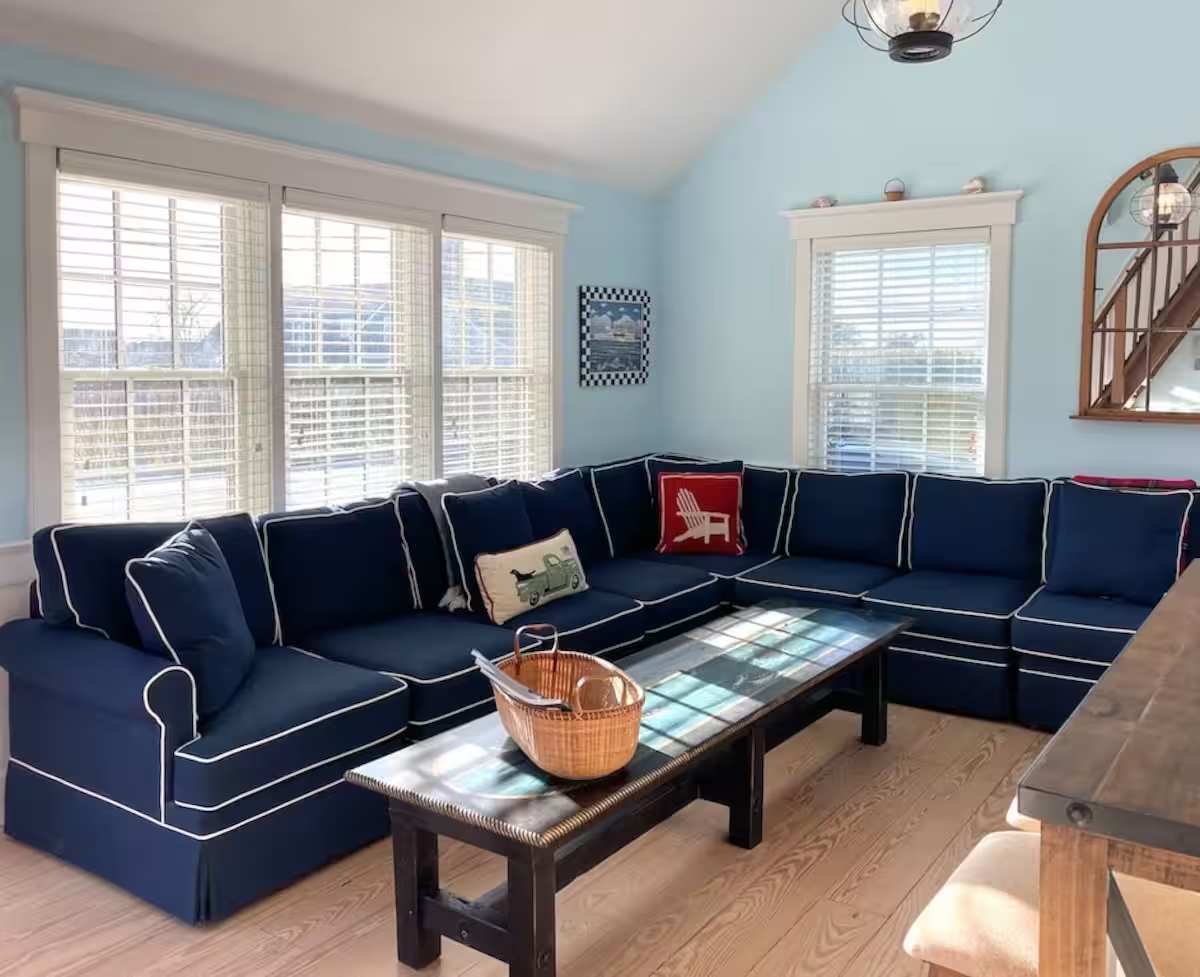 The sectional seating from another angle.